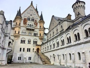 Nádvorie-zámku-Neuschwanstein