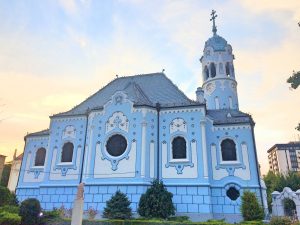 Modr%C3%BD kostol%C3%ADk1 300x225 - Bratislava- Zoznam 12 miest, ktoré v Bratislave musíte vidieť