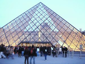 Louvre 300x225 - Paríž-10 najkrajších pamiatok tohoto romantického mesta