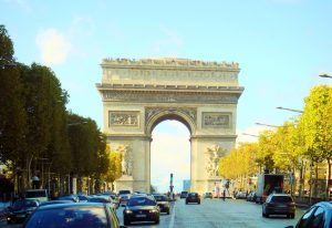 Víťazný oblúk 300x206 - Paríž-10 najkrajších pamiatok tohoto romantického mesta