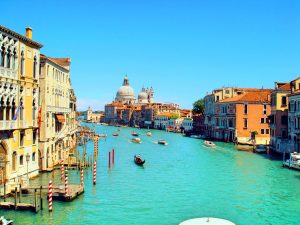 Venice12 300x225 - Pamiatky, gondoly, ale aj karneval- to všetko ponúkajú Benátky