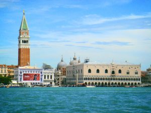 Venice5 300x225 - Pamiatky, gondoly, ale aj karneval- to všetko ponúkajú Benátky