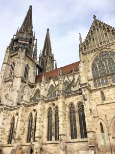 Regensburg katedrála 225x300 - Len kúsok od mesta Regensburg sa skrýva pamiatka Wallhalla