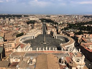 Piazza saint Pietr 300x225 - Rím- 20 najvýznamnejších pamiatok, ktoré určite musíte vidieť