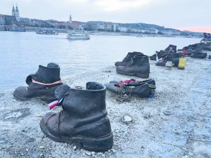 Shoes on Danube 300x225 - Budapešť- 12 najkrajších pamiatok a atrakcií