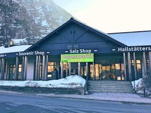Hallstatt supermarket 300x225 - Hallstatt- rakúska dedinka fascinuje japonských turistov