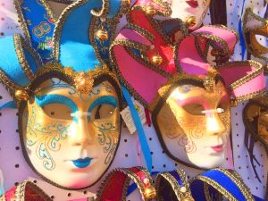 Benátky suveníry masky 300x225 - Benátky-Photo Diary zo slávneho benátskeho Karnevalu