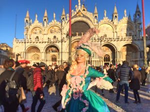 Bentky krásna žena 300x225 - Benátky-Photo Diary zo slávneho benátskeho Karnevalu
