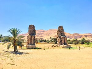 Memnónové kolosy 300x225 - Luxor-egyptská história na jednom mieste