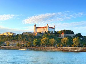 Bratislava Bratislavský hrad 300x225 - Bratislava- Zoznam 12 miest, ktoré v Bratislave musíte vidieť