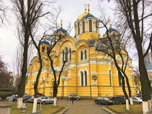 Smoothed16 žltý kostolík 300x225 - Kyjev-Zoznam 15 miest, ktoré musíte vidieť