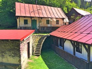 Banícke domy 300x225 - Špania Dolina-Najkrajšia obec na Slovensku