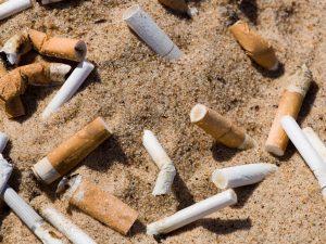 cigaretts on the beach1 300x225 - #zbieramespaky- Iniciatíva, ktorá pomáha zvrátiť globálnu krízu