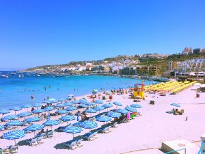 beach blaklit 300x225 - Malta- 10 miest, ktoré musíte na tomto ostrove navštíviť
