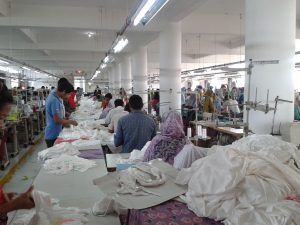 factory 300x225 - Fast fashion je jednou z príčin klimatickej krízy