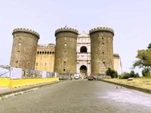 Castel Nuovo 300x225 - Neapol- 10 miest, ktoré by ste mali navštíviť