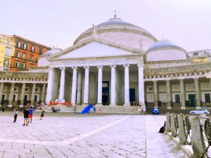 Piazza plebisco 300x225 - Neapol- 10 miest, ktoré by ste mali navštíviť