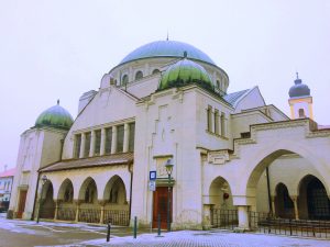 Synagoga Trencin 300x225 - TOP 10 najkrajších synagóg na Slovensku