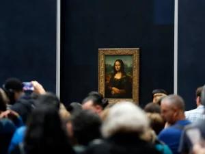 people waiting for mona lisa 300x225 - 15 najlepších múzeí v Európe, ktoré sa určite oplatí navštíviť